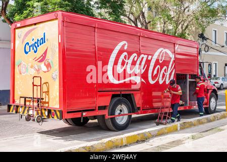 Merida Mexico,Zona Paseo Montejo Centro,Coca-Cola cristal camion de livraison, homme hommes hommes, adultes adultes, résidents, employés travaillant,Calle 47,s Banque D'Images