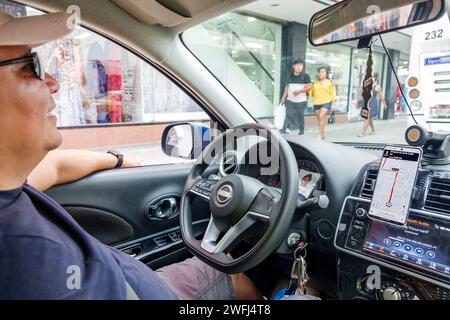 Merida Mexique, centro historico quartier historique central, homme homme masculin, adultes adultes adultes, résidents, conducteur Uber, intérieur du véhicule de voiture, en utilisant ap Banque D'Images