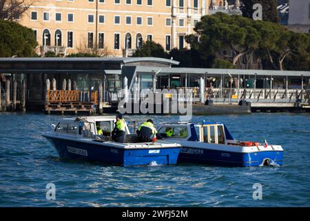 Venise, Vénétie, Italie - 28 janvier 2024 : Bateaux de police vénitiens sur le carnaval de Venise ouverture de la régate sur le Gran Canal Banque D'Images