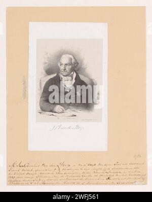 Portrait de Joan Cornelis van der Hoop, Anonyme, d'après Jan Adam Kruseman, 1827 - 1927 print la personne représentée est assise à une table avec une pile de papier dessus. Dans sa main droite, il a des lunettes de lecture. Il porte l'ordre du Lion des pays-Bas sur sa poitrine. Derrière lui se trouve un buste portrait du roi William I. Sur la droite un aperçu d'un navire en mer. Journal d'Amsterdam. personnages historiques (+ portrait buste (complet)). papier (matériel d'écriture). lunettes, lunettes. pièce de sculpture, reproduction d'une pièce de sculpture. mer (paysage marin) Banque D'Images