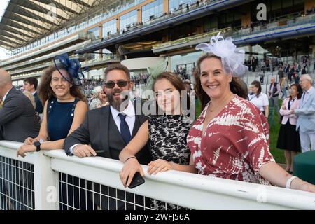 Ascot, Berkshire, Royaume-Uni. 6 octobre 2023. Les coureurs profitent de leur journée à l'hippodrome d'Ascot lors du meeting Autumn Racing Friday. Crédit : Maureen McLean/Alamy Banque D'Images