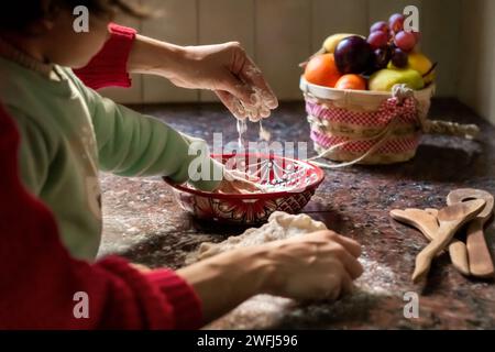 Pétrir la pâte sur la femme dans la cuisine Banque D'Images