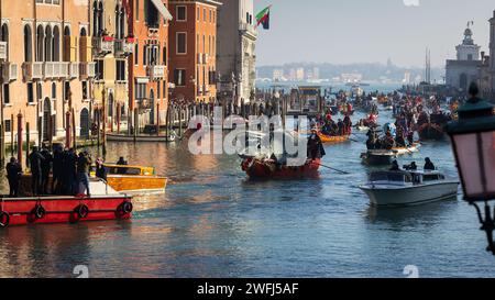 Venise, Vénétie, Italie - 28 janvier 2024 : commencez par la presse et les organisateurs Bateaux devant tous les participants de la régate d'ouverture du Carnaval de Venise sur GRA Banque D'Images