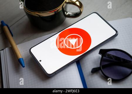 Sur cette photo, un logo YouTube Music s'affiche sur un smartphone. Banque D'Images