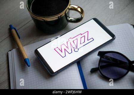 Sur cette photo illustration un logo Wizz Ari vu affiché sur un smartphone. Banque D'Images