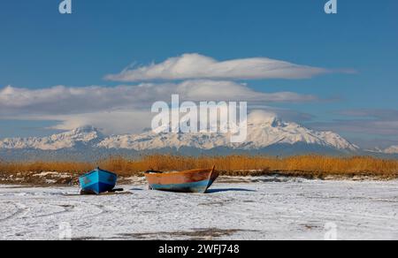 Paysage d'hiver, lac Beysehir et montagne Dedegol en arrière-plan, Banque D'Images