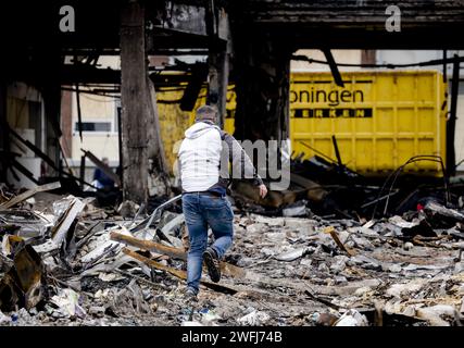 ROTTERDAM - les membres de la famille tentent de se rendre à l'endroit où une partie du corps a été trouvée après une explosion dans un bâtiment sur Schammenkamp. La grande explosion a été suivie d'un incendie violent. Le bâtiment et des dizaines de maisons adjacentes ont été détruits ou gravement endommagés par l'explosion. ANP ROBIN VAN LONKHUIJSEN pays-bas Out - belgique Out Banque D'Images