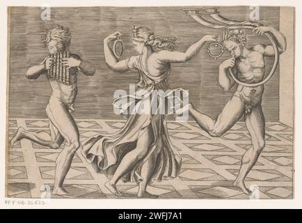 Danse Maenade a Saters, Anonymous, d'après Agostino Veneziano, d'après Rafaël, en ou après 1516 imprimer Une Maenade et deux saters marchent vers la droite dansant. Au milieu une maenade avec deux tambourins. A gauche une saat avec flûte de pan, à droite une saat avec double corne. Papier italien. Gravure à l'encre / stylo satyrs, faune, Silen. Maenad (s), femelle Bacchant (es). flûte, tribus. dansant. Corne, trompette, cornet, trombone, trompette Banque D'Images