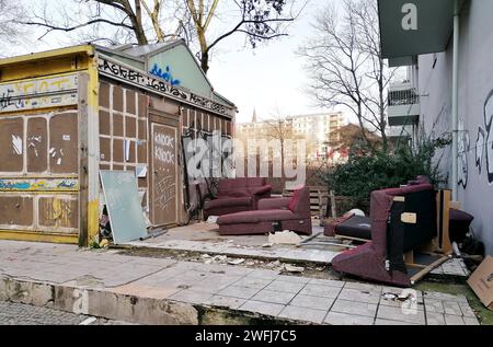 DATE D'ENREGISTREMENT NON INDIQUÉE 30.01.2024, Berlin - Deutschland. Abgestellter illégal Sperrmüll à Mitte am Weinbergsweg. *** 30 01 2024, Berlin Allemagne a déversé illégalement des déchets volumineux à Mitte sur Weinbergsweg Banque D'Images