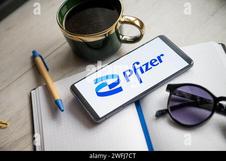 Dans cette photo, un logo Pfizer apparaît sur un smartphone. Banque D'Images