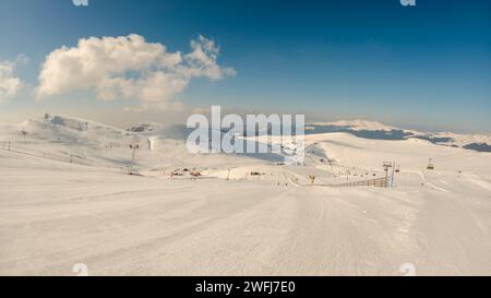 Pistes fraîches le matin, prêtes pour les sports d'hiver Banque D'Images