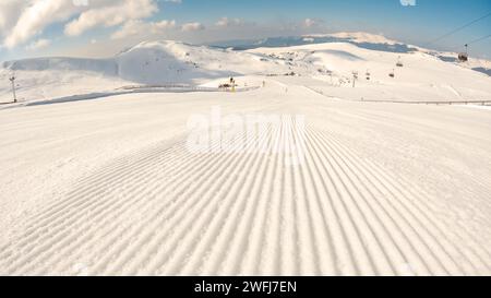 Pistes fraîches le matin, prêtes pour les sports d'hiver Banque D'Images