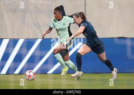 Paris, France. 30 janvier 2024. Ashley Lawrence de Chelsea, Julie Dufour de Paris FC lors de la Ligue des champions féminine de l'UEFA, match de football du Groupe D entre Paris FC et Chelsea le 30 janvier 2024 au stade Sébastien Charlety à Paris, France - photo Jean Catuffe/DPPI crédit : DPPI Media/Alamy Live News Banque D'Images