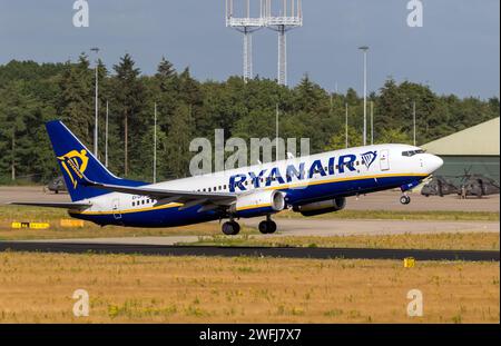 Avion de passagers Ryanair Boeing 737 décollant de l'aéroport d'Eindhoven. Pays-Bas - 22 juin 2018 Banque D'Images