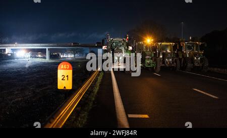 Bordeaux, France. 31 janvier 2024. © PHOTOPQR/Sud Ouest/Thierry DAVID ; Bordeaux ; 31/01/2024 ; DESCRIPTION :DESCRIPTION :Bordeaux 31 janvier 2024. Autoroute A 63 Echangeur 23 Marcheprime. Agriculteurs en couleur .les agriculteurs organisateurs le bloc de l'autoroute A63 entre Bordeaux et Arcachon. un bloc est en cours ce mercredi 31 janvier sur l'autoroute A63, proche de l'Echangeur 23 dans les deux sens de circulation, au niveau de Marcheprime (Gironde).photo Thierry DAVID French Farmers' Protest Continuer France Jan 31, 2024 Credit : MAXPPP/Alamy Live News Banque D'Images