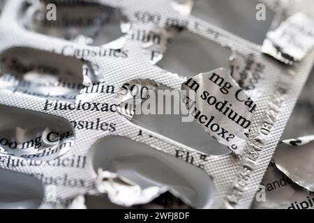 Un détail des feuilles de médicaments argentés qui contenaient autrefois des capsules de flucloxacilline de 500 mg de produits pharmaceutiques, le 31 janvier 2024, à Londres, en Angleterre. La flucloxacilline est un antibiotique qui appartient à un groupe de médicaments appelés pénicillines. Banque D'Images