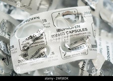 Un détail des feuilles de médicaments argentés qui contenaient autrefois des produits pharmaceutiques d'ibuprofène de 200 mg, le 31 janvier 2024, à Londres, Angleterre. Banque D'Images