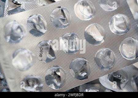 Un détail des feuilles de médicaments génériques en argent qui contenaient autrefois des comprimés, des traitements et des produits pharmaceutiques, le 31 janvier 2024, à Londres, Angleterre. Banque D'Images