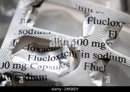 Un détail des feuilles de médicaments argentés qui contenaient autrefois des capsules de flucloxacilline de 500 mg de produits pharmaceutiques, le 31 janvier 2024, à Londres, en Angleterre. La flucloxacilline est un antibiotique qui appartient à un groupe de médicaments appelés pénicillines. Banque D'Images