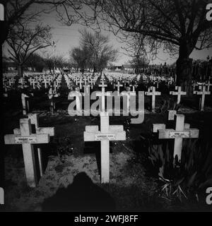 Photographie altérée, nécropole nationale française de la Seconde Guerre mondiale, Leffrinkoucke, Nord, région hauts-de-France, France Banque D'Images