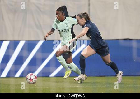 Ashley Lawrence de Chelsea, Julie Dufour de Paris FC lors de la Ligue des champions féminine de l'UEFA, match de football du groupe D entre le Paris FC et Chelsea le 30 janvier 2024 au stade Sébastien Charlety à Paris Banque D'Images