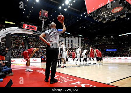 Panier arbitre sous le tableau pendant le match Olimpia Milano vs Virtus Bologna au Forum Arena à Milan, Italie Banque D'Images