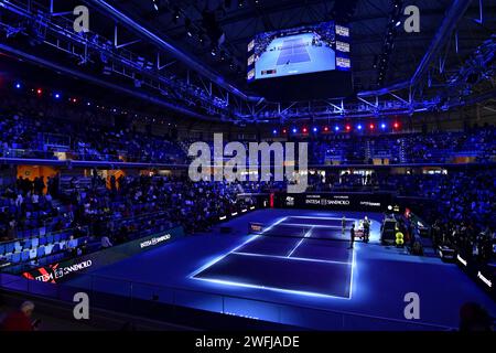 Vue panoramique sur un court de tennis bleu à l'Allianz Cloud Arena de Milan Banque D'Images