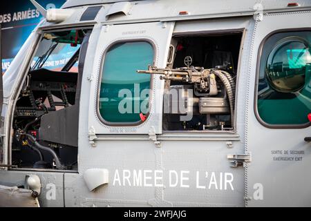 Mitrailleuse FN MAG dans une fenêtre latérale de l'hélicoptère H225M d'Airbus Helicopters de l'armée de l'air française au salon de l'aéronautique de Paris, France - 22 juin 2017 Banque D'Images