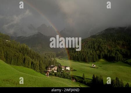 Arc-en-ciel paysage panoramique des montagnes Odle dans le Val di Funes des Dolomites Banque D'Images