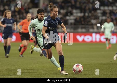 Thea Greboval de Paris FC, Mia Fishel de Chelsea lors de la Ligue des champions féminine de l'UEFA, match de football du groupe D entre le Paris FC et Chelsea le 30 janvier 2024 au stade Sébastien Charlety à Paris Banque D'Images