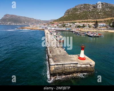 Phare de brise-lames (Outer Head), jetée à Kalk Bay Harbour, Kalk Bay, Cape Town, False Bay, Afrique du Sud Banque D'Images