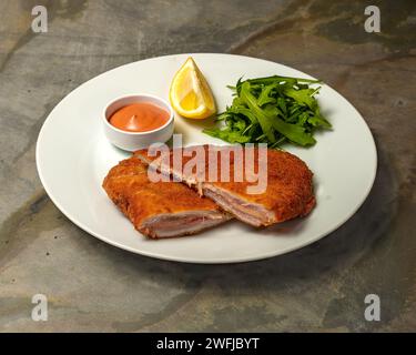 Cordon bleu schnitzel typiquement allemand ou autrichien fourré de Gouda et de jambon à base de veau, poulet ou porc Banque D'Images