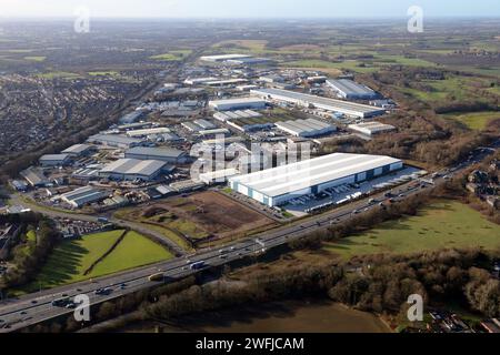 Vue aérienne de la zone industrielle Haydock Cross et du Old Boston Trading Estate depuis l'est en regardant vers l'ouest, en traversant l'autoroute M6 à la sortie 23 Banque D'Images