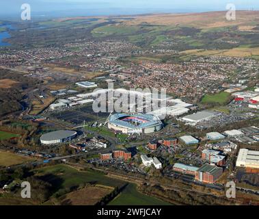 Vue aérienne du Middlebrook Retail & Leisure Park à Horwich, Bolton, prise de vue du sud-ouest en direction des Pennines Banque D'Images