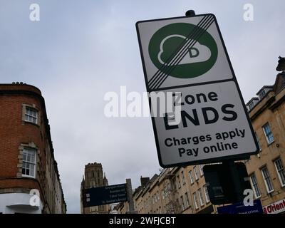 Panneau de zone d'air pur Bristol à la limite de la zone de zone indiquant les extrémités de la zone. Bristol, Royaume-Uni Banque D'Images