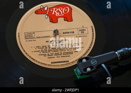 Eric Clapton 461 Ocean Boulevard disque vinyle album LP avec bras de tonear, cartouche, coque et stylet sur tourne-disque tourne-disque - 1974 Banque D'Images