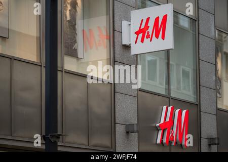 C&A-logo im Fokus 31.01.2024, Limburg : Symbolfoto, Illustrationsbild, Symbolbild, Illustrationsfoto Logos von H&M in Limburg Das charakteristische logo der Modekette H&M an einer ihrer Symbol Filialen in Limburg, deutlich sichtbar und erkennbar Allemagne 31 01 2024 photo Limburg logo, Limburg image moderne symbole image, illustration photo Logos de H M dans le Limbourg le logo caractéristique de la chaîne de mode H M dans l'un de ses magasins dans le Limbourg, clairement visible et reconnaissable Limbourg Hesse Allemagne Banque D'Images