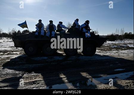 Zhytomyr, Ukraine. 30 janvier 2024. Des militaires ukrainiens vus au sommet d'un véhicule blindé de transport de troupes (APC) lors d'exercices militaires dans la région de Zhytomyr. (Image de crédit : © Sergei Chuzavkov/SOPA Images via ZUMA Press Wire) USAGE ÉDITORIAL SEULEMENT! Non destiné à UN USAGE commercial ! Banque D'Images