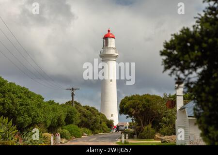 Le phare de Split point, près de Aireys Inlet, surplombe la magnifique côte du détroit de Bass le long de la Great Ocean Road dans le sud du Victoria, en Australie. Banque D'Images