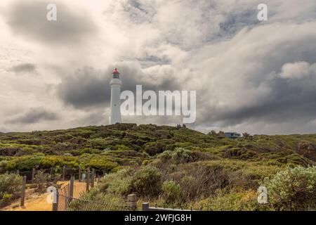 Le phare de Split point, près de Aireys Inlet, surplombe la magnifique côte du détroit de Bass le long de la Great Ocean Road dans le sud du Victoria, en Australie. Banque D'Images