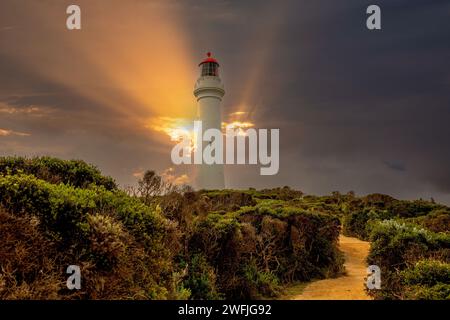 Le phare de Split point, près de Aireys Inlet, surplombe la magnifique côte du détroit de Bass le long de la Great Ocean Road dans le sud du Victoria, en Australie. Banque D'Images