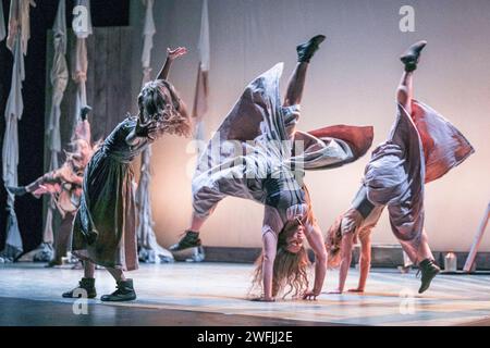 Londres, Royaume-Uni. 31 janvier 2024. Ensemble des interprètes d'une scène. Ockham's Razor, en association avec MimeLondon présente 'Tesss', une adaptation de Tess of the d'Urbervilles de Thomas Hardy avec la combinaison de cirque et de théâtre visuel de la compagnie. Il se déroule au Sadler's Wells Peacock Theatre du 31 janvier au 3 février. Macadie Amoroso et Lila Naruse jouent le rôle de Tess. Crédit : Imageplotter/Alamy Live News Banque D'Images