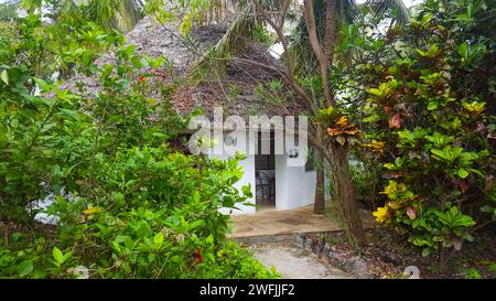 Bungalows et petites chambres d'hôtel dans la côte est Zanziba Banque D'Images