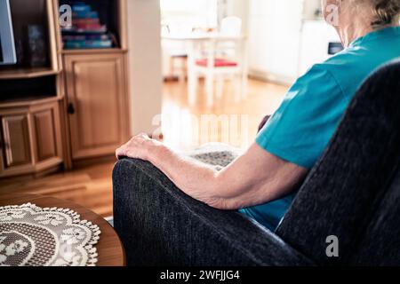 Vieille femme âgée solitaire atteinte de démence, alzheimer ou anxiété. Solitude, chagrin ou perte de mémoire d'une triste grand-mère. Canapé-lit pour la maison. Stress familial ou malade. Banque D'Images