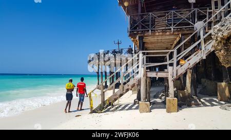 Restaurant sur la plage - Côte Nord Zanzibar Banque D'Images