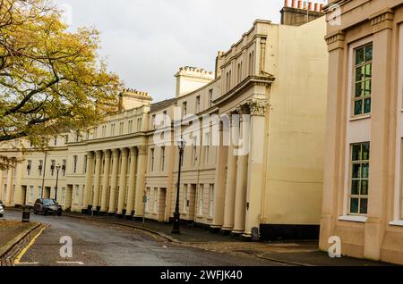 Belfast, comté de Down, novembre 18 2023 - Appartements et hôtel dans des bâtiments de style Régence à Upper Crescent Belfast Banque D'Images