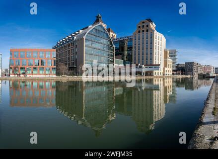 Paris, France - 01 27 2024 : Canal de l'Ourcq. Réflexions sur le canal de l'Ourcq des Grands Moulins de Pantin Banque D'Images