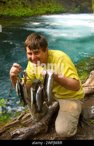 Stringer poisson avec la truite, McKenzie Wild and Scenic River, forêt nationale de Willamette, Oregon Banque D'Images
