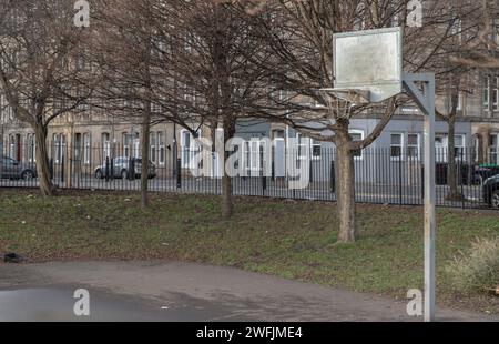 Edimbourg, Écosse, 19 janvier 2024 - panneau de basket-ball avec l'anneau métallique cerceau dans les terrains de basket-ball extérieurs au centre-ville. Espace pour texte, S Banque D'Images