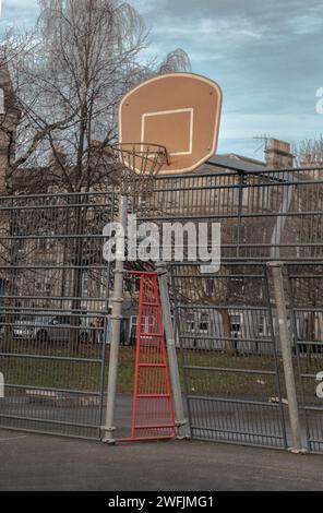 Edimbourg, Écosse, 19 janvier 2024 - panneau de basket-ball avec l'anneau métallique cerceau dans les terrains de basket-ball extérieurs au centre-ville. Espace pour texte, S Banque D'Images